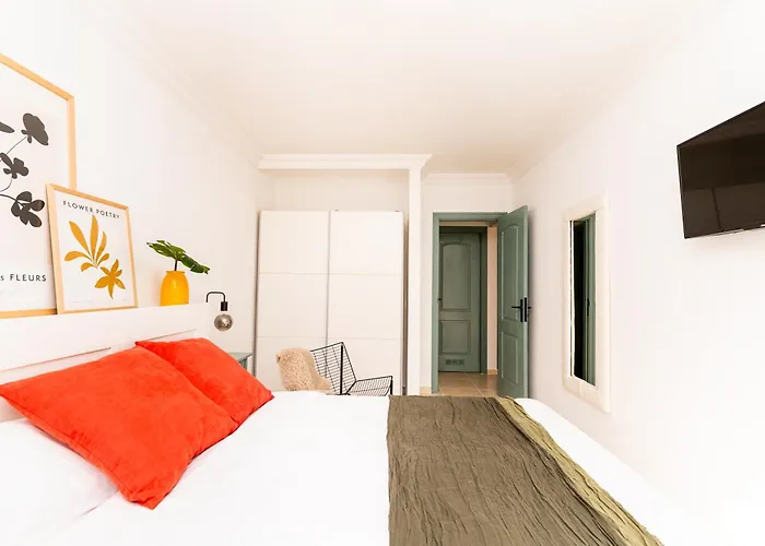 Coqueto Con Terraza Junto A * 칸델라리아